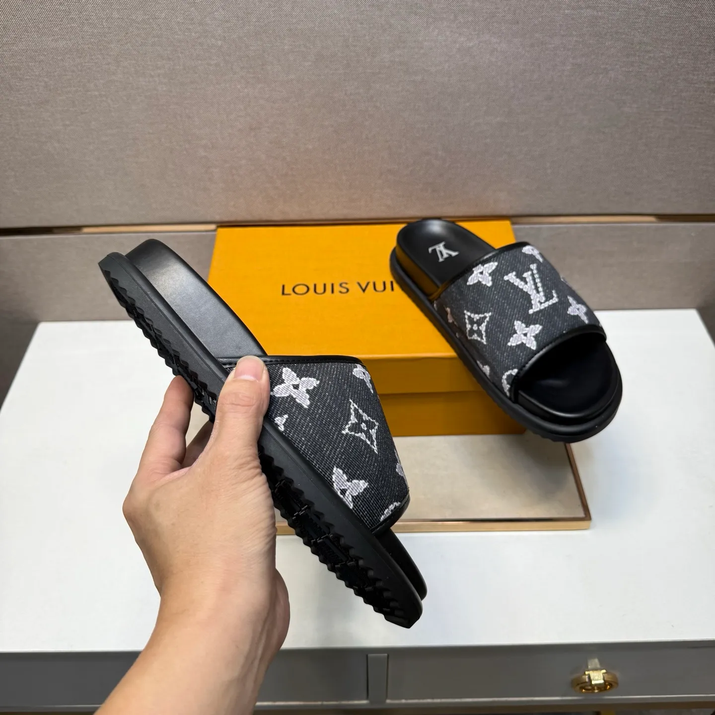 ⬛️Men's shoes 💰p320 [LV～] Men's casual slippers 2025z cabinet sales simultaneously 🔶Size: 38-44 #️⃣ 🔷2 colors🔜The upper is made of multi-material splicing➕Genuine leather lining, comfortable and breathable, sole: original comfortable and wear-resistant outsole, ⚠️Real shot📱Photographed🎬The real thing is better📢📢📢